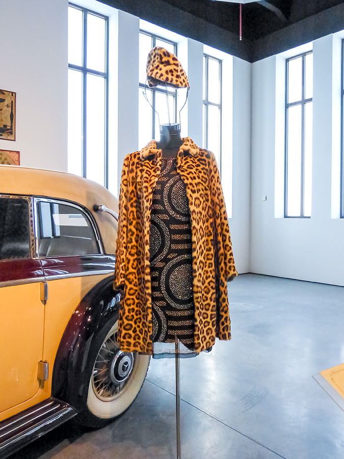 Coco Chanel tenia un Mercedes 240K por lo que su característico abrigo de leopardo (enseña de la marca) se ha colocado junto al automóvil.