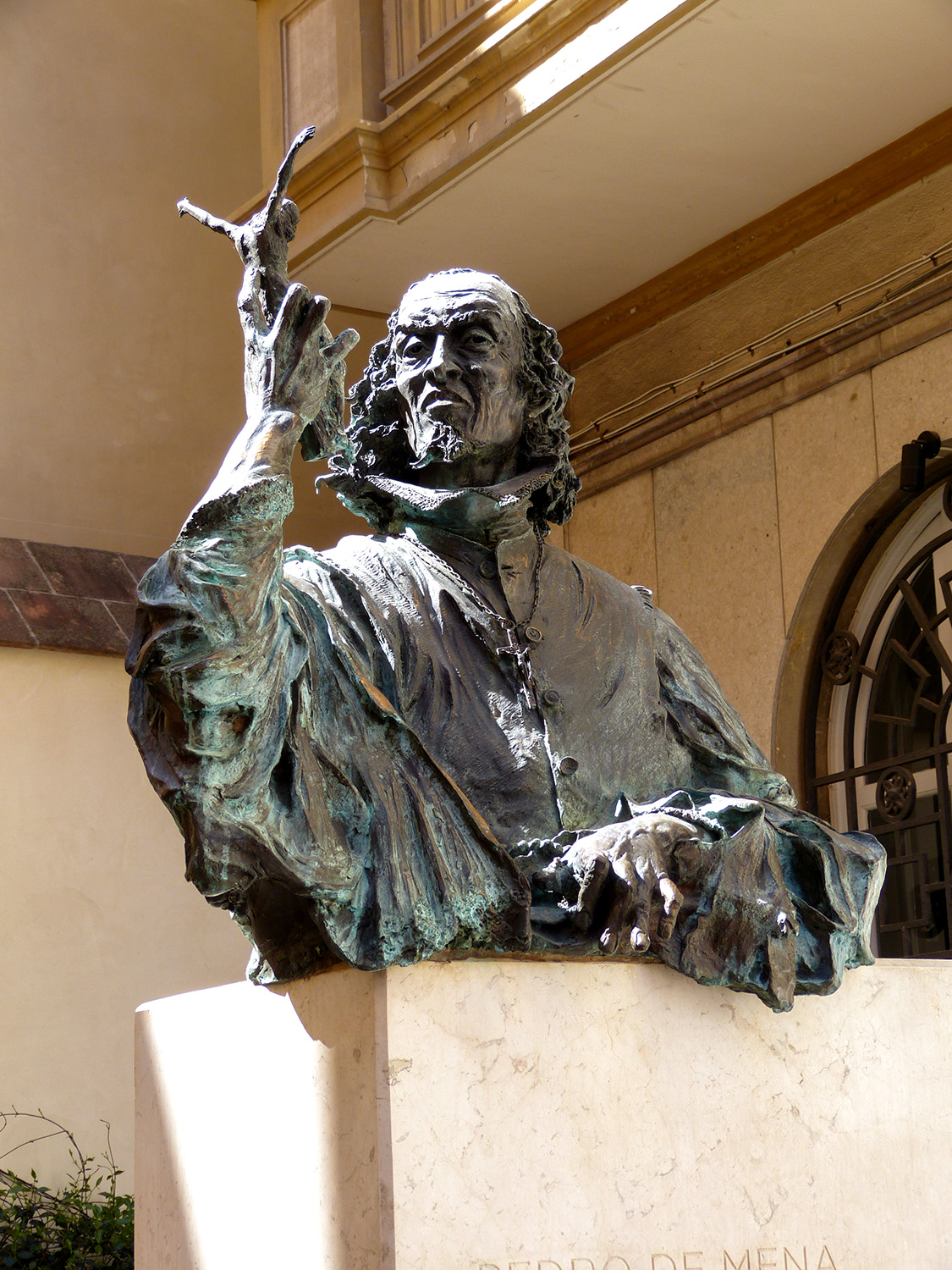 Busto de Pedro de Mena a la entrada del museo Revello de Toro