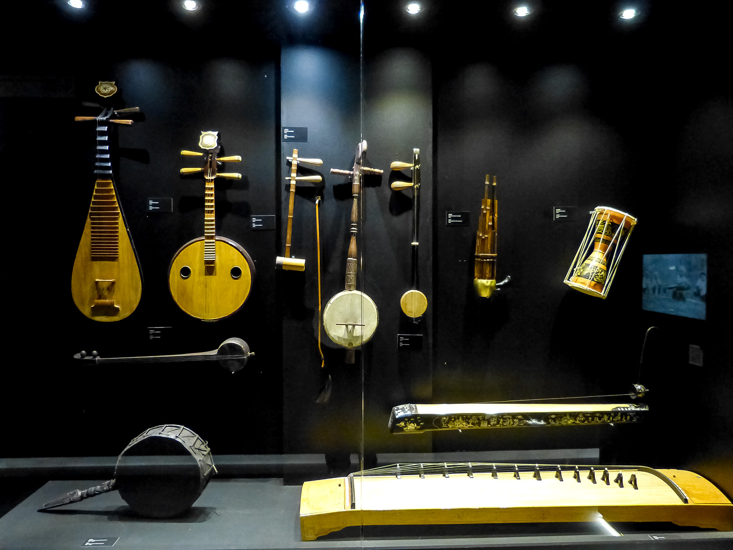 Instrumentos asiáticos en el MIMMA